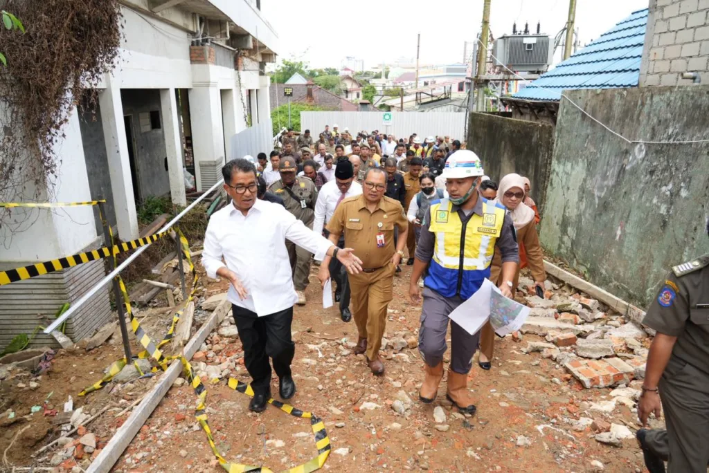 Foto : Pj Gubernur Akmal Malik saat melakukan peninjauan proyek Terowongan Samarinda