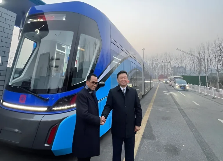 Menteri Perhubungan (Menhub) Budi Karya Sumadi saat berkunjung ke China (foto: Instagram @budikaryas)