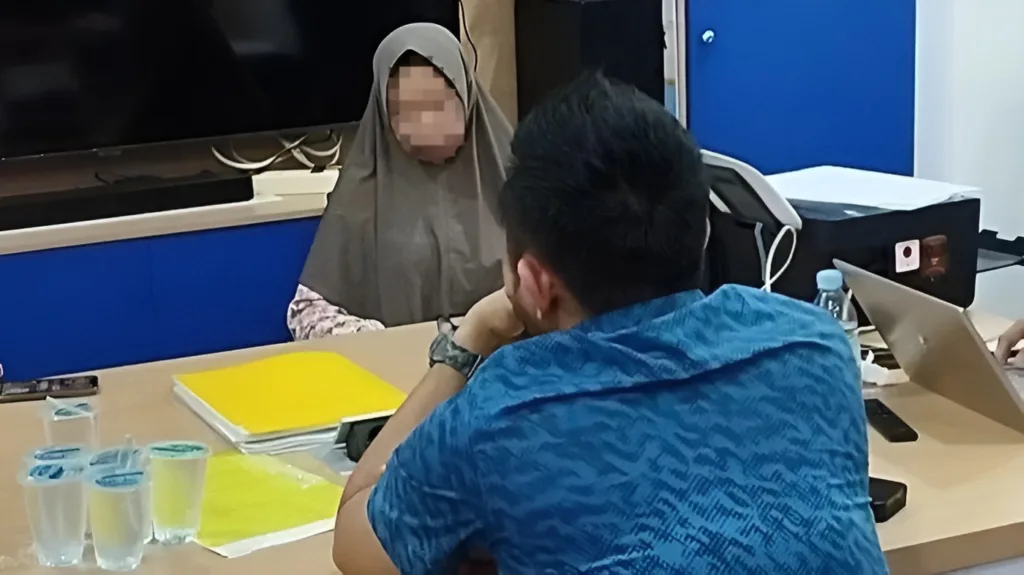 EM (33), saat menjalani pemeriksaan di Subdit Siber Ditreskrimsus Polda Kaltim. (Foto: istimewa)