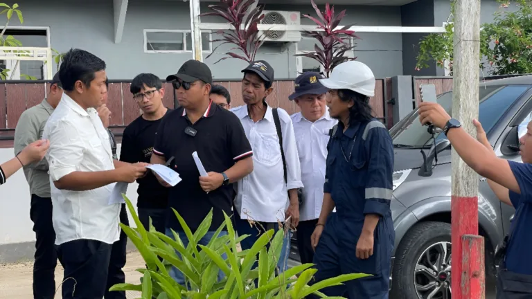 Anggota Komisi V DPR RI Irwan saat melakukan kunjungan ke lokasi DAS Kemuning. (Istimewa)