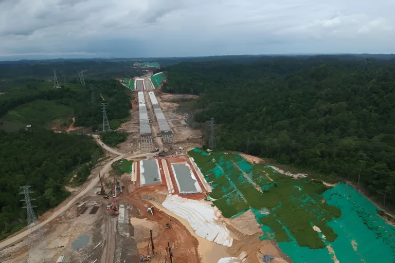 Foto: Proyek Jalan Tol IKN dan Teknologi Charging Line.