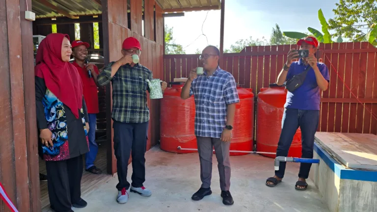 Foto: Sebuah Program Penyulingan Air Bersih di Sanga-sanga.