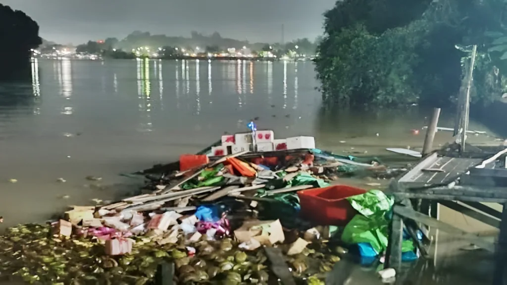 Kapal Pengangkut Sembako Meledak di Pelabuhan Samping Masjid Mardatillah Bedungun, Berau, Kalimantan Timur, Jumat (1/3/2024). (Istimewa)