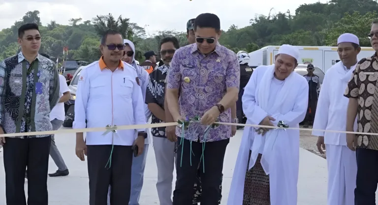 Wali Kota Andi Harun Memotong Pita, Simbol diresmikannya Jalur Alternatif Menuju Kecamatan Sambutan, Jl Merdeka. (Istimewa)