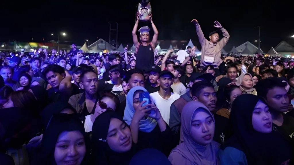 Malam puncak Pesta Laut "Pesisir Nusantara 2024" pada Minggu (3/3/2024) malam dimeriahkan banyak artis, di antaranya, Kiki Bintang Pantura dan Guyon Waton. (Istimewa)