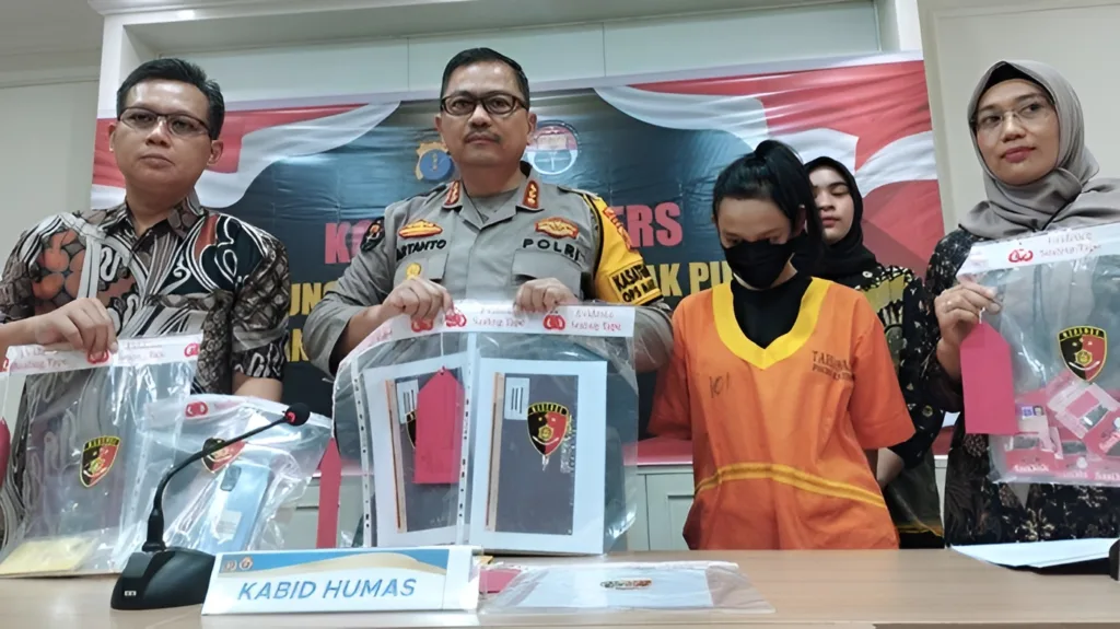 Foto: Wanita berinisial YR ditangkap polisi karena diduga menjajakan foto vulgar pribadi melalui media sosial. Akun bernama @choccolxxx ini memiliki sebanyak 13,6 ribu memiliki pengikut dan 27 postingan.