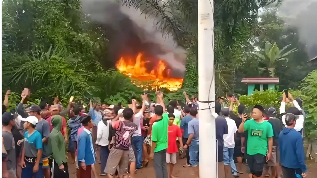 Foto: Kantor TNBBSS di Lampung Barat Dibakar Warga. (Istimewa)