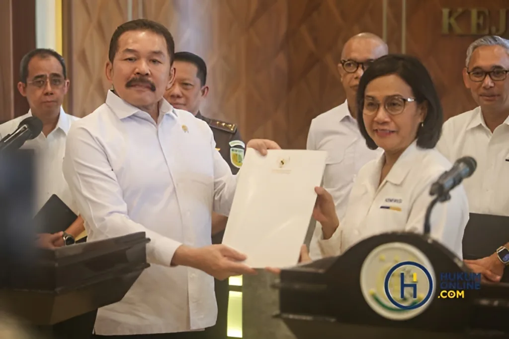 Foto: Jaksa Agung Sanitiar Burhanuddin menerima secara resmi laporan dari Menkeu Sri Mulyani atas 4 debitor bermasalah. (Istimewa)