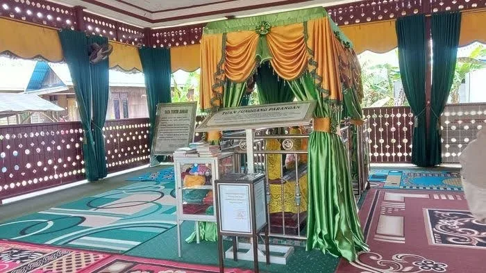 Foto: Di Desa Kutai Lama, Kecamatan Anggana, Kabupaten Kutai Kartanegara terdapat makam yang menjadi saksi bisu perkembangan Islam di Kalimantan Timur. Makam itu adalah milik Habib Hasyim bin Yahya, atau lebih dikenal sebagai Habib Tunggang Parangan.