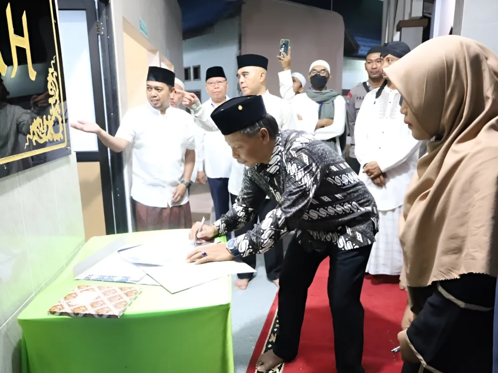Foto: Kelurahan Maluhu hadir dengan terobosan baru menghadirkan Ronda Baca bagi warganya. Ronda Baca ini telah diresmikan pada Januari 2024.
