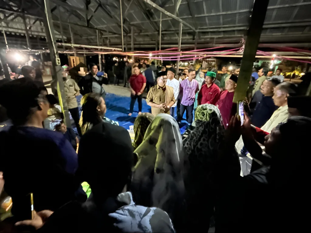 Foto: Wakil Bupati Kukar, Rendi Solihin langsung turun tangan dengan mendatangi lokasi kebakaran di Sebulu. Ia datang dengan membawa sejumlah bantuan berupa sembako dan paket bantuan lainnya.