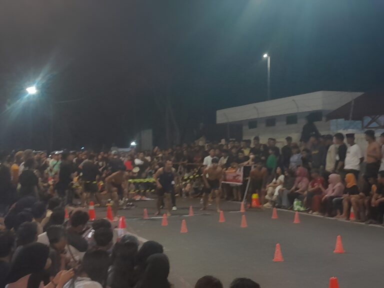 Foto: Jalan Mayjen Sutoyo di Tenggarong, Kutai Kartanegara, mulai sesak memasuki tengah malam. Ratusan warga berkumpul di jalan tersebut. Mereka bersiap menyaksikan balap lari bertajuk Run Street Ramadhan Cup 2024.Foto: Jalan Mayjen Sutoyo di Tenggarong, Kutai Kartanegara, mulai sesak memasuki tengah malam. Ratusan warga berkumpul di jalan tersebut. Mereka bersiap menyaksikan balap lari bertajuk Run Street Ramadhan Cup 2024.