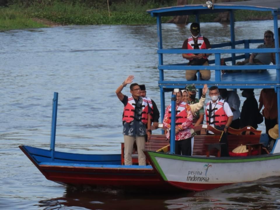 Foto : Suasana keseruan susur danau di Desa Pela (Istimewa)