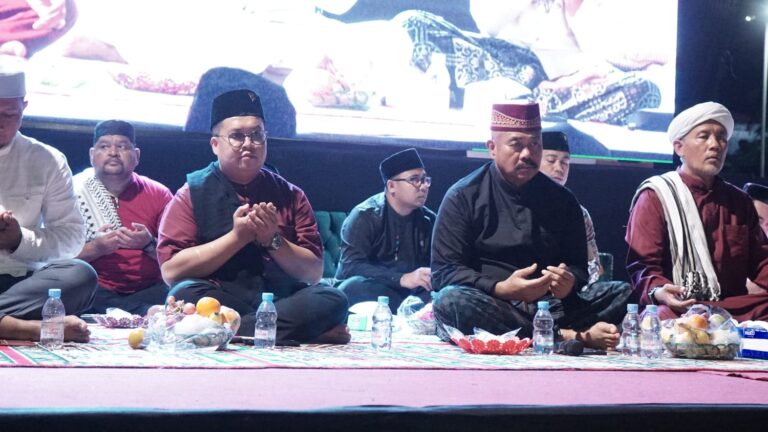 Suasana penghormatan dan doa bersama mengenang Bung Karno, Presiden pertama Indonesia terasa begitu mendalam dan penuh makna di Kutai Kartanegara pada malam Selasa (18/6/2024).