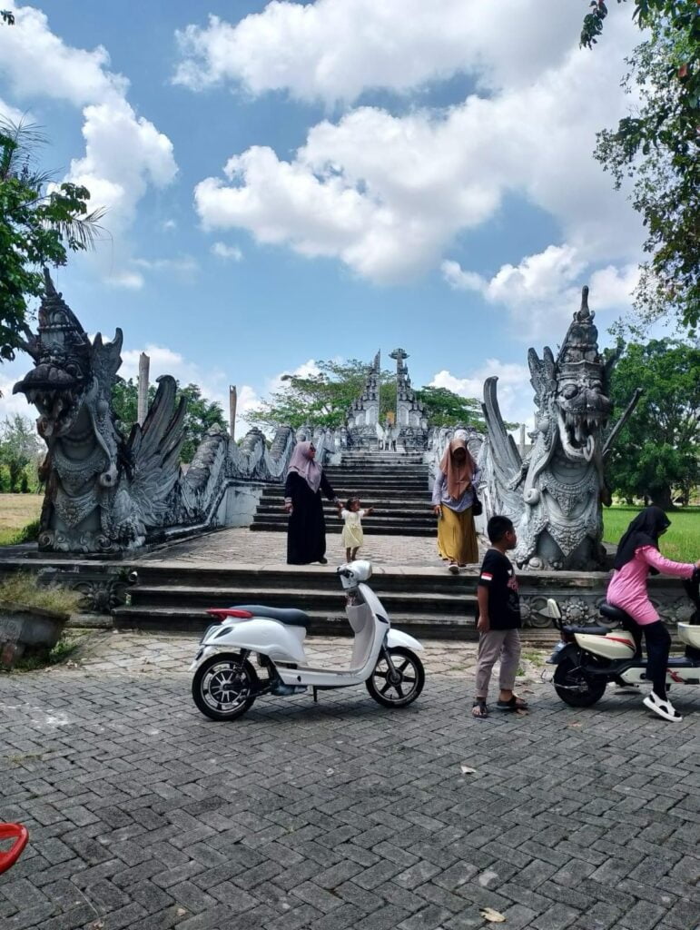 Foto : Suasana di Pulau Kumal, Tenggarong saat libur lebaran (Istimewa)