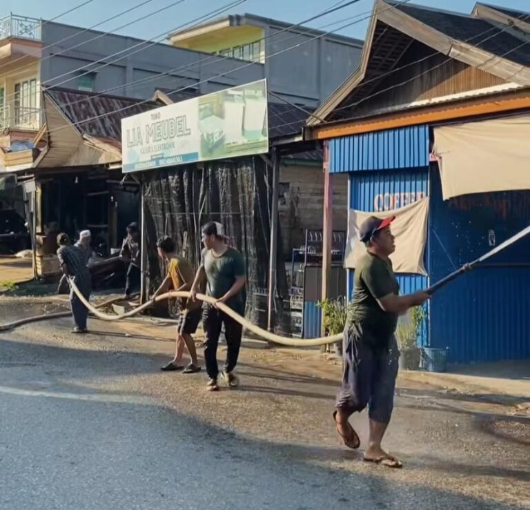 Foto : Suasana penyiraman rumah warga di Desa Kota Bangun Ulu (Istimewa)