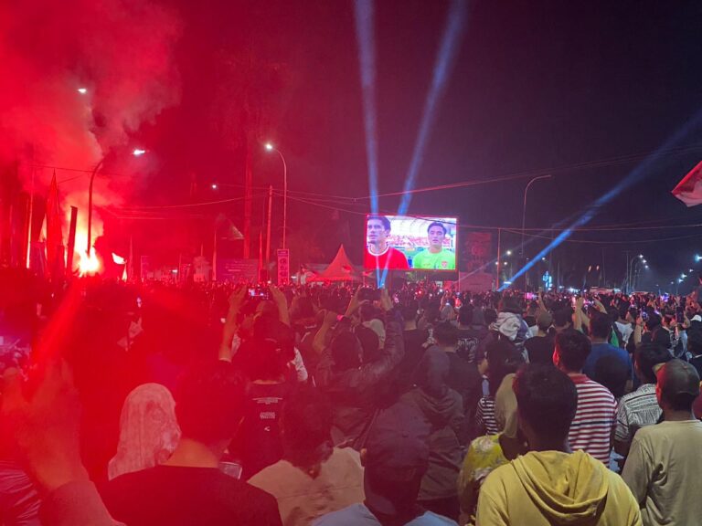 Foto : Suasana Nobar di Simpang Empat Pendopo Bupati Kukar (Istimewa)