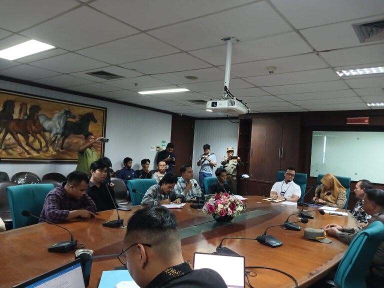 AMPL-KT saat melakukan mediasi bersama Kepala Inspektorat Kaltim M Irfan Prananta, Kamis (11/7/2024).