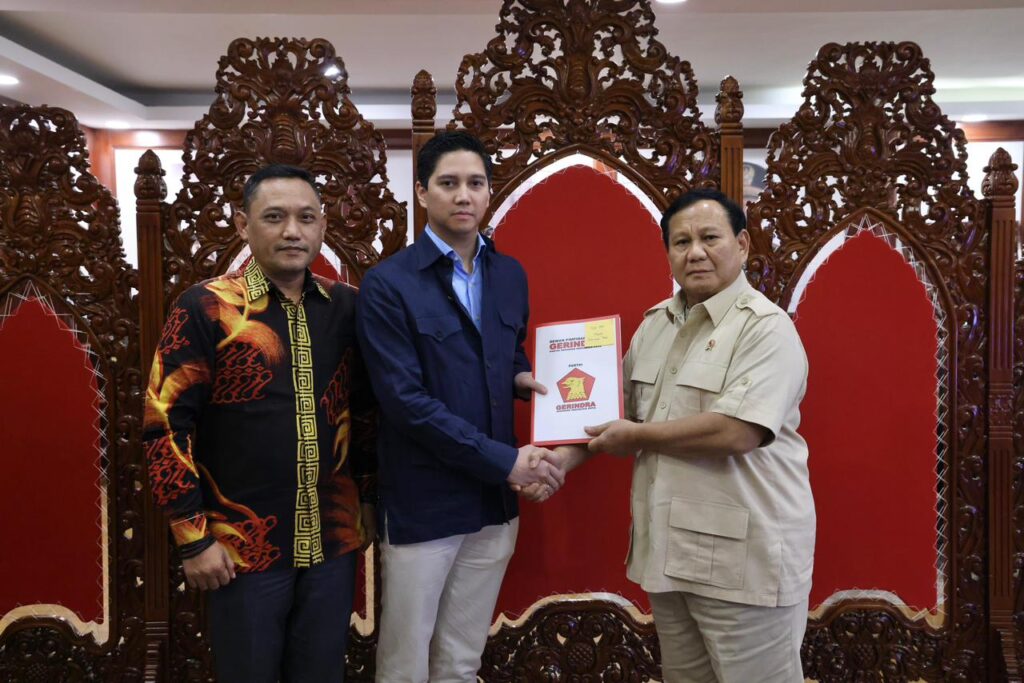 Penyerahan SK kepada Ketua DPD Gerindra Kaltim G Budisatrio Djiwandono oleh Ketua Umum DPP Gerindra Prabowo Subianto, didampingi Sekretaris DPD Gerindra Kaltim Seno Aji.