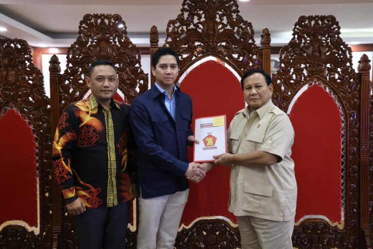 Penyerahan SK kepada Ketua DPD Gerindra Kaltim G Budisatrio Djiwandono oleh Ketua Umum DPP Gerindra Prabowo Subianto, didampingi Sekretaris DPD Gerindra Kaltim Seno Aji.