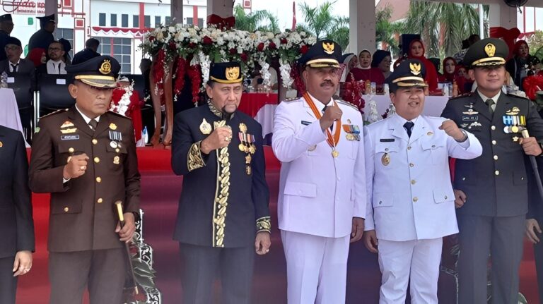 Sultan Kutai Kartanegara Ing Martadipura, Sultan Adji Muhammad Arifin saat menghadiri upacara HUT ke-79 RI di di halaman Kantor Bupati Kukar, Sabtu (17/8/2024). Tak mendapat undangan untuk menghadiri upacara HUT RI di IKN, begini respons Sultan Kutai Kartanegara Ing Martadipura, Sultan Adji Muhammad Arifin. (Istimewa)