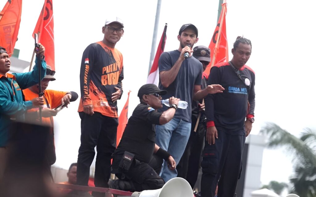 Foto: Reza Rahadian Ikut Demo Tolak Revisi UU Pilkada di Depan DPR RI.