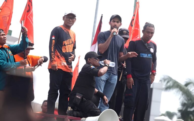 Foto: Reza Rahadian Ikut Demo Tolak Revisi UU Pilkada di Depan DPR RI.