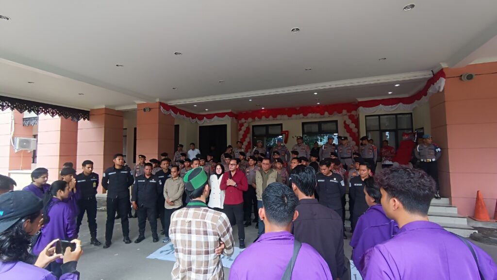 Foto: Suasana di depan Kantor DPRD Kutai Kartanegara, Tenggarong, pada Jumat pagi (23/8/2024).