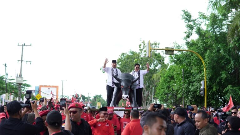 Foto: Pasangan Edi Damansyah dan Rendi Solihin, yang resmi mendaftar sebagai bakal calon bupati dan wakil bupati untuk Pilkada Kukar 2024 Pada Rabu (28/8/2024) pagi.