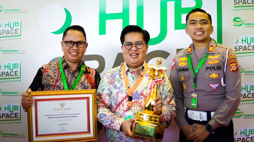 Foto: Wakil Bupati Kukar Rendi Solihin menerima Penghargaan Wahana Tata Nugraha (WTN) Tahun 2024.