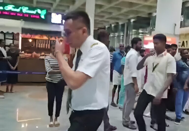 Foto: Pilot Iqrom Rifadly Fahmi saat keluar dari pesawat. (Istimewa).