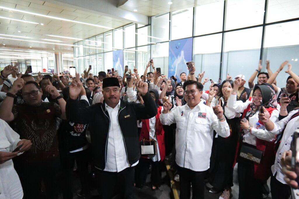 Foto: Pasangan calon bupati dan wakil bupati nomor urut 1, Edi Damansyah-Rendi Solihin bersama para anggota pendukungnya.