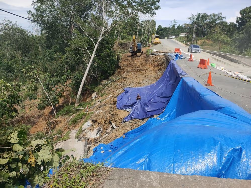 Foto: Kondisi jalan negara menuju ke IKN yang amblas sedalam 3 meter di Sungai Merdeka, Samboja.
