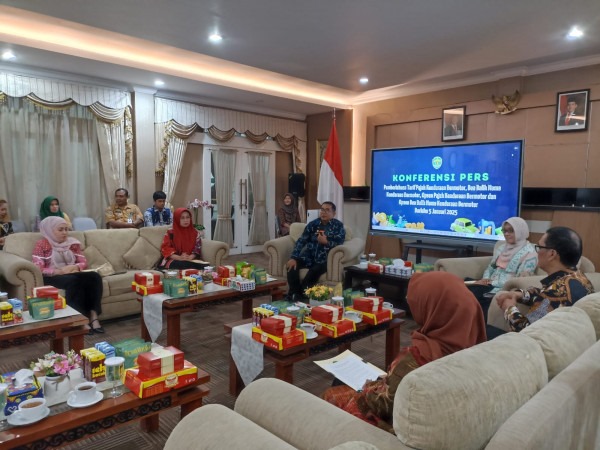 Foto: Pj Gubernur Kaltim, Akmal Malik umumkan penurunan tarif pajak PKB dan BBNKB di ruang VIP Rumjab Gubernur, di Samarinda.