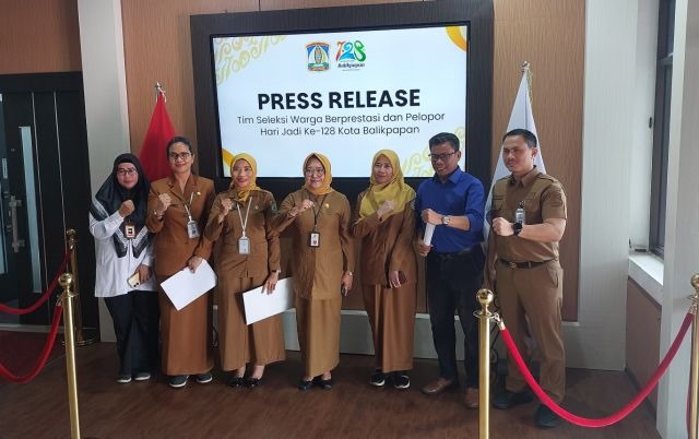 Foto: Ketua Panitia HUT ke-128 Kota Balikpapan bersama tim menggelar press release di Balai Kota pada Senin, 13 Januari 2025.