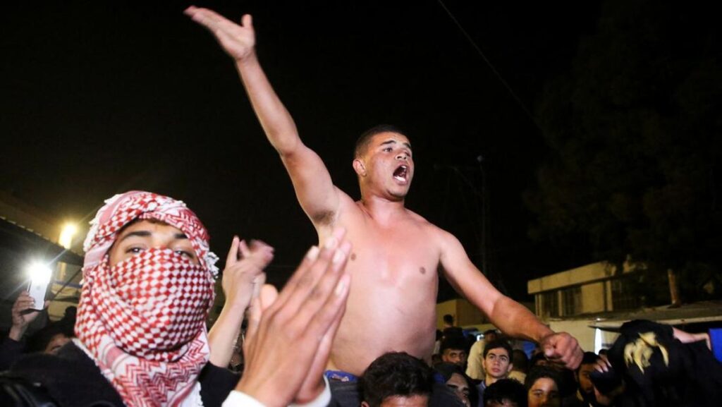 Foto: Warga Gaza bersorak gembira, memenuhi jalanan dan berpelukan, menyambut gencatan senjata.