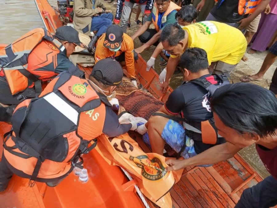Foto: Evakuasi jasad MASS, bocah yang tenggelam di perairan Sungai Mahakam Desa Sanggulan, Sebulu.