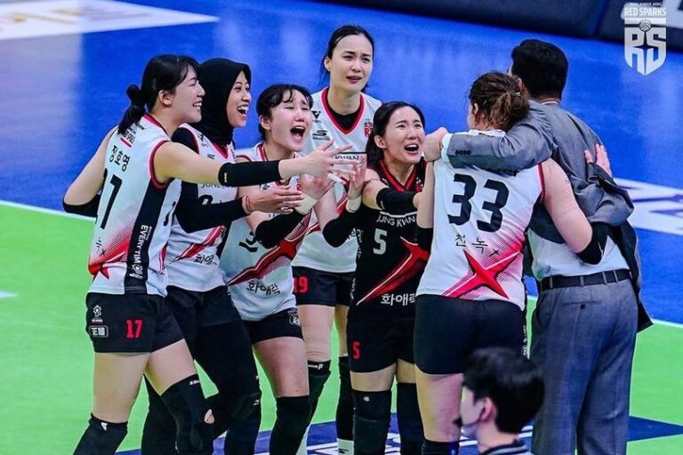 Foto: Megawati Hangestri dan para pemain Red Sparks.