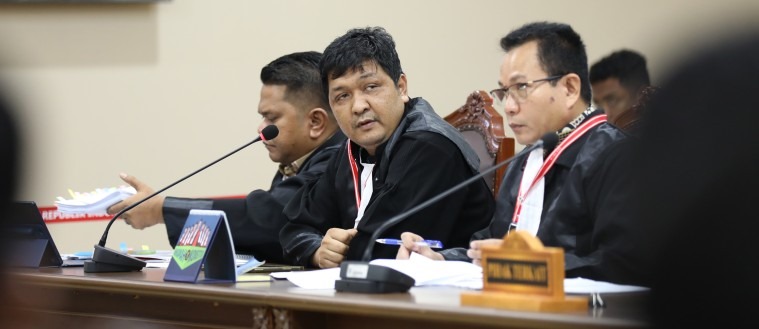 Kuasa hukum Pihak Terkait, Anwar saat memberikan keterangan pada sidang perkara nomor 163/PHPU.BUP-XXIII/2025 Perselisihan Hasil Pemilihan Umum Bupati Kabupaten Kutai Kartanegara.
