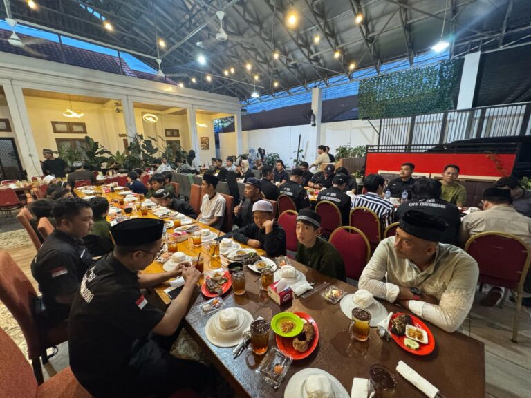 Foto: Buka bersama SMSI Kukar bersama anak-anak dan pengurus Panti Ar-Rayyan Tenggarong (Ist/SMSI Kukar)